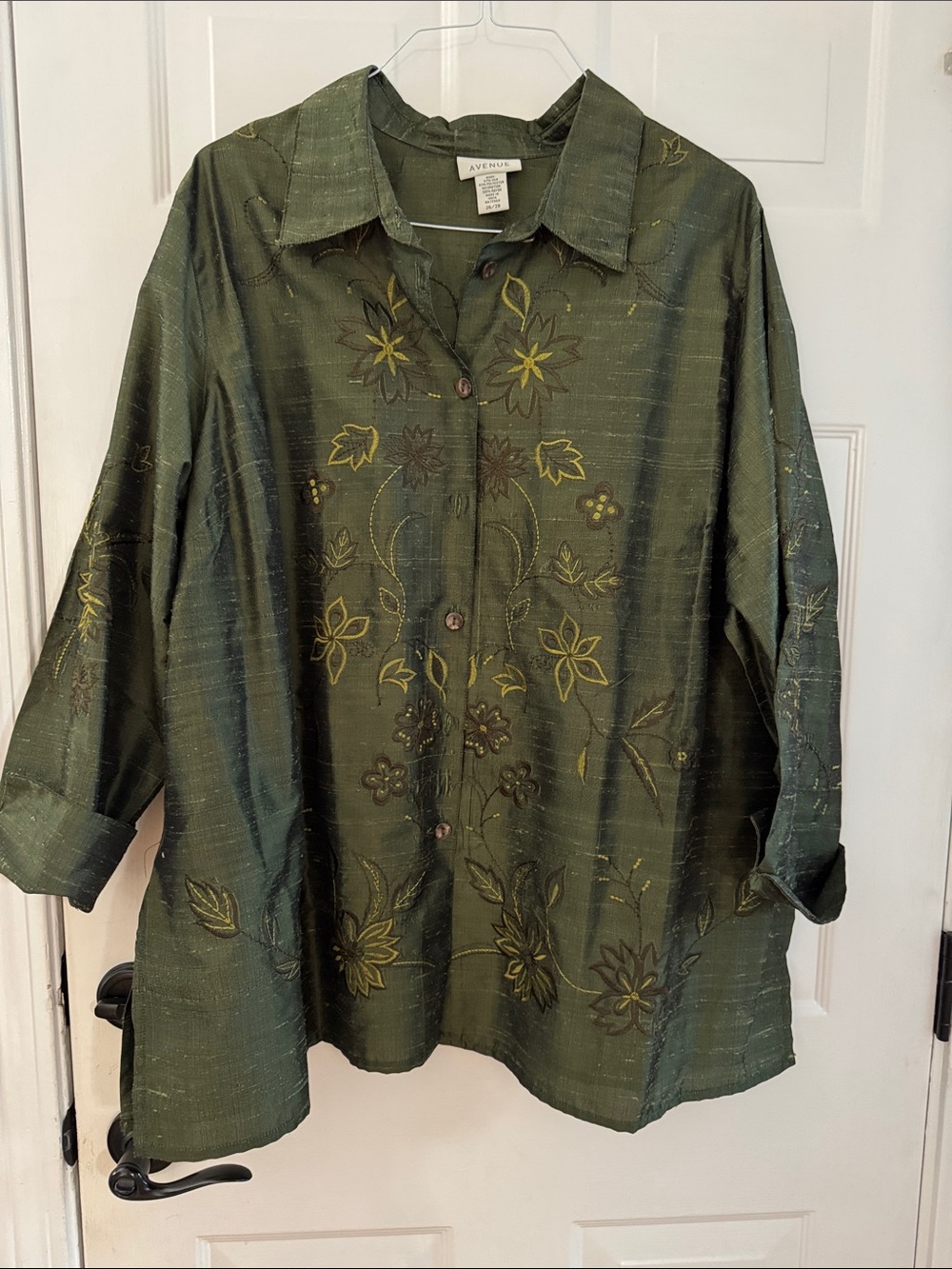 Women’s Avenue Olive Green Embroidered Button-front blouse Sz 26/28